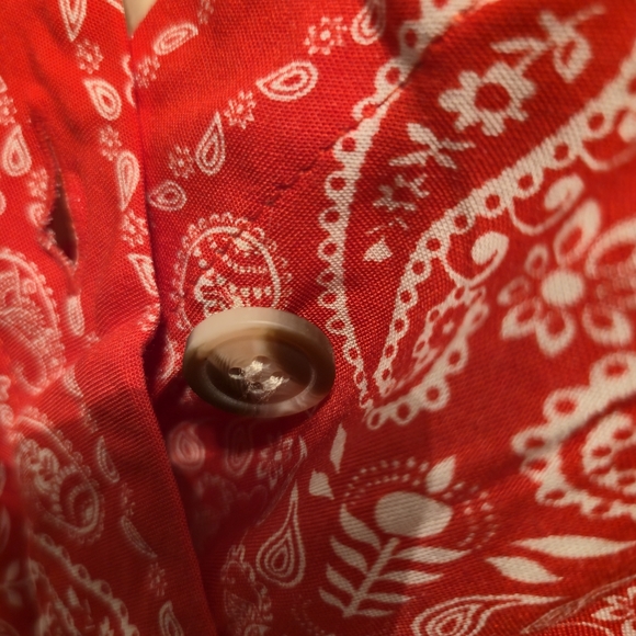 JUSTIFY Bandana V Neck Cami Tank Faux Wrap Button Front Top Red Paisley Size 1X - Picture 5 of 10